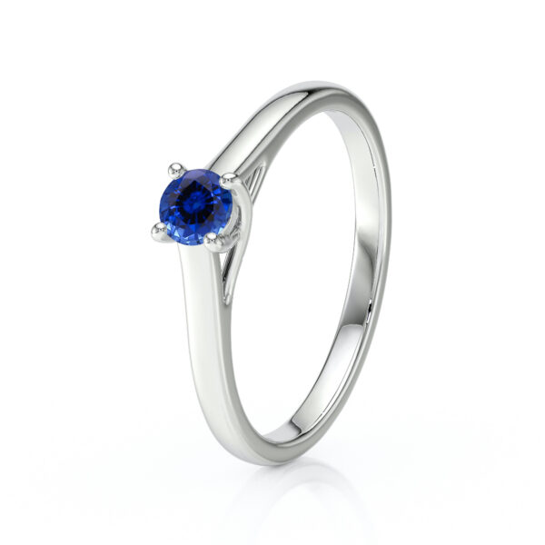 Bague en argent délicate avec un diamant bleu étincelant au centre, design moderne et élégant, parfaite pour une occasion spéciale ou comme bague de fiançailles. Le style minimaliste met en valeur la brillance de la pierre tout en ajoutant une touche de sophistication.