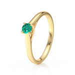 Bague en or avec un diamant bleu-vert brillant, design élégant, parfaite pour des occasions spéciales ou comme bague de fiançailles. Modèle en or recyclé, expérience artisanale unique.