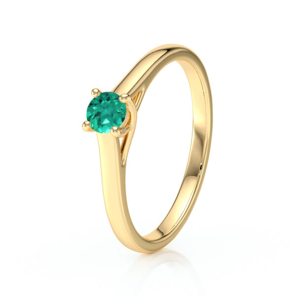 Bague en or avec un diamant bleu-vert brillant, design élégant, parfaite pour des occasions spéciales ou comme bague de fiançailles. Modèle en or recyclé, expérience artisanale unique.