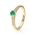Bague en or moderne avec un serti délicat, ornée d'un élégant cristal turquoise rond en son centre et d'un pavé de petites pierres brillantes sur le côté, idéale pour un cadeau ou une occasion spéciale. Modèle + diamant.