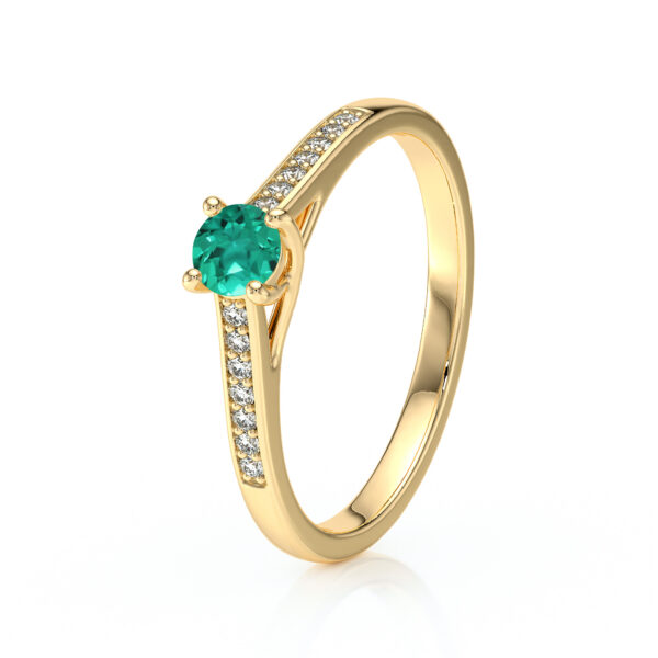 Bague en or moderne avec un serti délicat, ornée d'un élégant cristal turquoise rond en son centre et d'un pavé de petites pierres brillantes sur le côté, idéale pour un cadeau ou une occasion spéciale. Modèle + diamant.