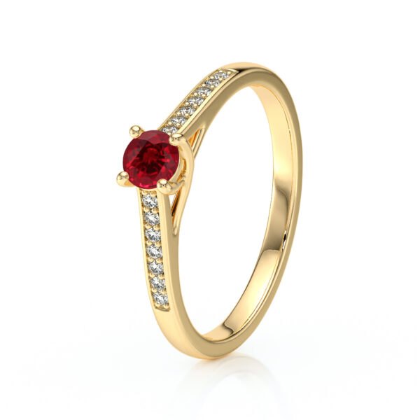 Bague en or avec un diamant central rouge et des diamants sur les côtés, représentant une élégance intemporelle et un choix parfait pour des occasions spéciales, modèle classique + diamant.