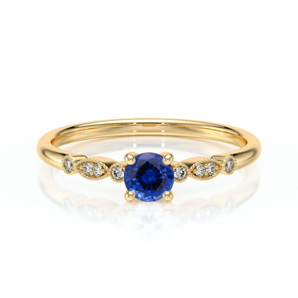 Bague en or avec une pierre précieuse en saphir bleu central entourée de diamants, modèle élégant et raffiné, idéale pour une proposition de mariage ou un bijou de tous les jours.
