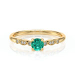 Bague en or jaune avec une pierre précieuse turquoise ronde au centre, entourée de diamants scintillants en forme de feuilles pour un look élégant et raffiné. Une parfaite alliance de luxe et de style moderne.
