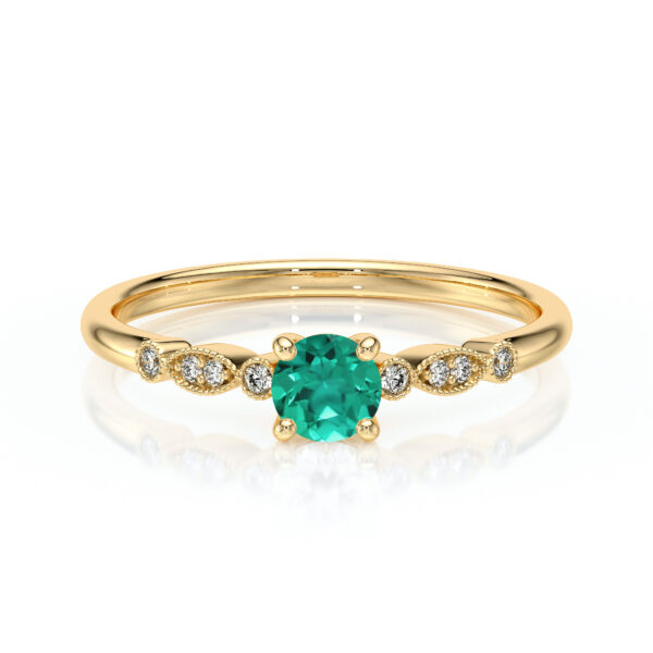 Bague en or jaune avec une pierre précieuse turquoise ronde au centre, entourée de diamants scintillants en forme de feuilles pour un look élégant et raffiné. Une parfaite alliance de luxe et de style moderne.