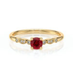Bague en or avec une pierre précieuse rouge entourée de diamants. Design élégant et sophistiqué mettant en avant un rubis central rond, accompagné de détails délicats argentés. Idéale pour une proposition de mariage ou une déclaration d'amour, cette bague allie luxe et beauté intemporelle.