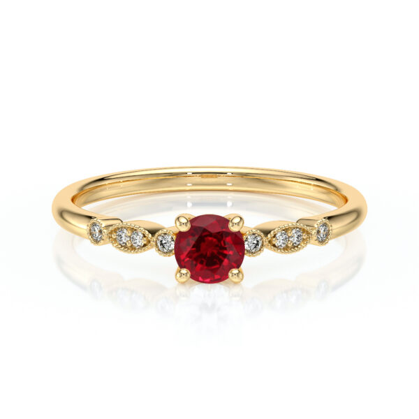 Bague en or avec une pierre précieuse rouge entourée de diamants. Design élégant et sophistiqué mettant en avant un rubis central rond, accompagné de détails délicats argentés. Idéale pour une proposition de mariage ou une déclaration d'amour, cette bague allie luxe et beauté intemporelle.