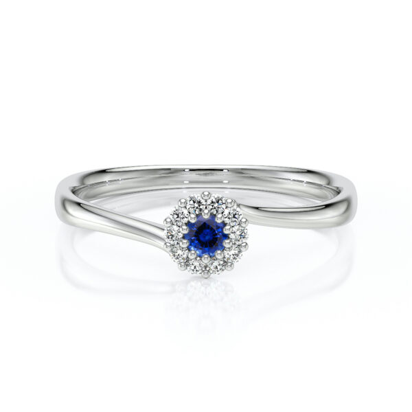 Bague en or blanc avec un motif élégant, ornée d'un saphir bleu central entouré de diamants scintillants, parfaite pour un engagement ou une occasion spéciale. Modèle romantique avec une finition brillante, cette bague évoque le luxe et la sophistication.