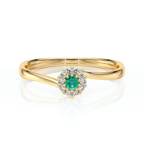 Bague en or jaune élégante, ornée d'un centre en émeraude éclatante, entourée de diamants scintillants, offrant un design raffiné et moderne, parfaite pour une occasion spéciale ou comme symbole d'amour. Idéale pour les amateurs de bijoux de luxe et de pièces uniques.