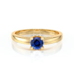 Bague en or avec un magnifique diamant bleu rond, présentation élégante et haut de gamme. Idéale pour les fiançailles ou comme bijou de luxe, mettant en valeur la brillance et la beauté de la pierre précieuse. Modèle contemporain et raffiné.