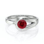 Bague en argent avec un design élégant et moderne, ornée d'un magnifique diamant rouge au centre, idéale pour les fiançailles ou les occasions spéciales. Cette bague allie sophistication et éclat, parfaite pour ceux qui recherchent une pièce unique qui fait ressortir leur style.