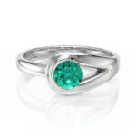 Bague en argent avec un design moderne et élégant, ornée d'un diamant de couleur turquoise, symbolisant la beauté et la créativité. Parfaite pour des occasions spéciales ou comme bijou de tous les jours, cette bague allie sophistication et style contemporain.
