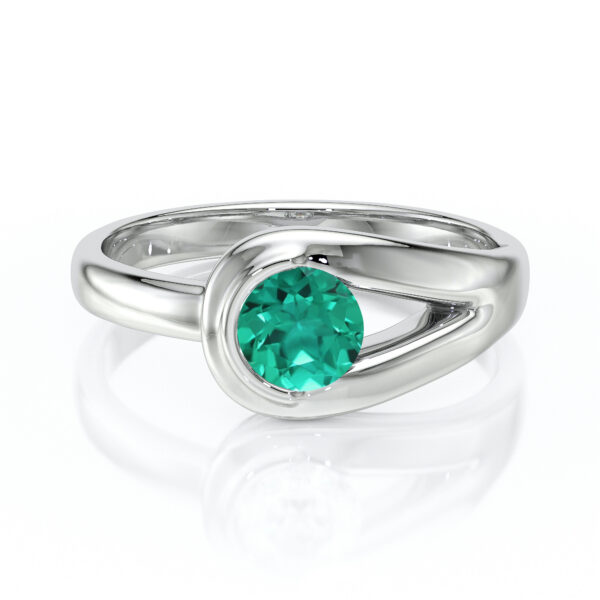 Bague en argent avec un design moderne et élégant, ornée d'un diamant de couleur turquoise, symbolisant la beauté et la créativité. Parfaite pour des occasions spéciales ou comme bijou de tous les jours, cette bague allie sophistication et style contemporain.
