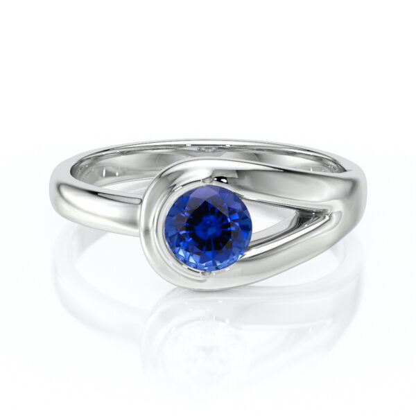 Bague en argent avec un design moderne, ornée d'un diamant bleu brillant, idéale pour des occasions spéciales ou comme bijou de tous les jours. Le style élégant de cette bague met en valeur le gemme bleu, créant une combinaison parfaite entre sophistication et beauté contemporaine.