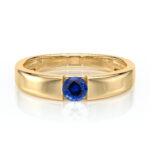 Bague en or élégante avec un diamant bleu central, design moderne et lisse, idéale pour les fiançailles ou cadeaux spéciaux, mettant en valeur la beauté du métal précieux et la brillance du bijou.