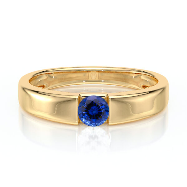 Bague en or élégante avec un diamant bleu central, design moderne et lisse, idéale pour les fiançailles ou cadeaux spéciaux, mettant en valeur la beauté du métal précieux et la brillance du bijou.