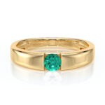 Anneau en or brillant avec un design moderne, mettant en valeur une pierre précieuse ronde en turquoise au centre, idéal comme bague de fiançailles ou bijou de luxe pour un événement spécial. Parfait pour ceux qui recherchent une touche d'élégance et d'originalité dans leur collection de bijoux.