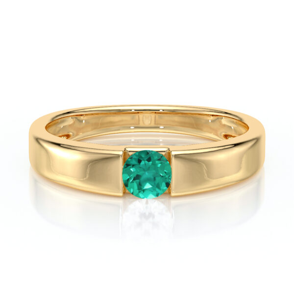 Anneau en or brillant avec un design moderne, mettant en valeur une pierre précieuse ronde en turquoise au centre, idéal comme bague de fiançailles ou bijou de luxe pour un événement spécial. Parfait pour ceux qui recherchent une touche d'élégance et d'originalité dans leur collection de bijoux.
