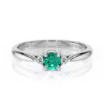 Bague élégante avec un diamant central de couleur verte et des diamants scintillants de chaque côté, montée sur une monture en argent sterling, parfaite pour une proposition de mariage ou une occasion spéciale, modèle classique et moderne.