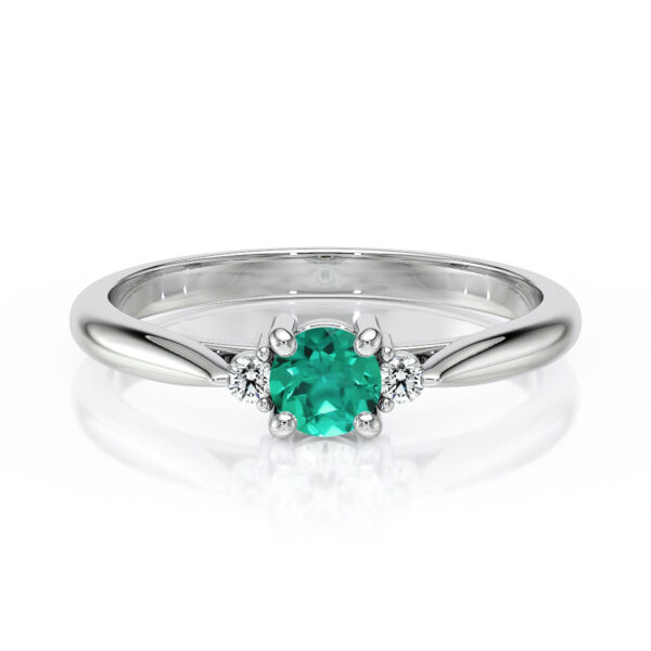 Bague élégante avec un diamant central de couleur verte et des diamants scintillants de chaque côté, montée sur une monture en argent sterling, parfaite pour une proposition de mariage ou une occasion spéciale, modèle classique et moderne.