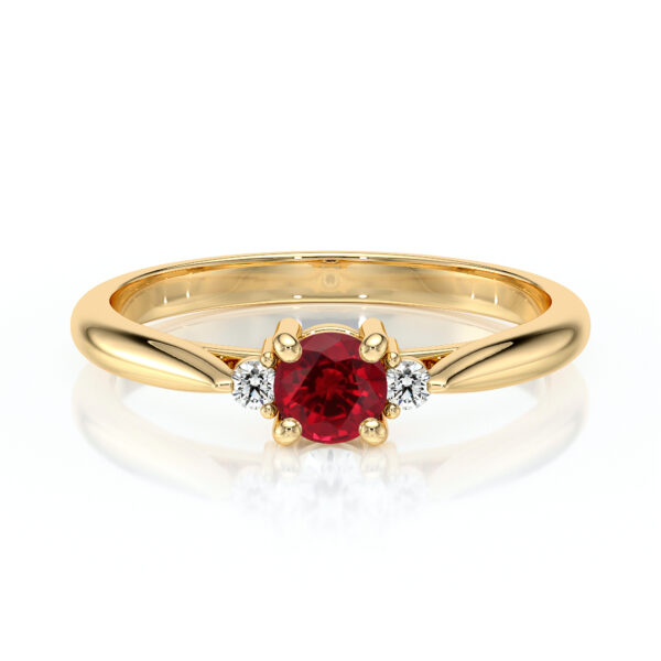 Bague en or jaune avec un rubis central, entouré de deux diamants scintillants, représentant un modèle élégant et raffiné parfait pour une demande en mariage ou une occasion spéciale.