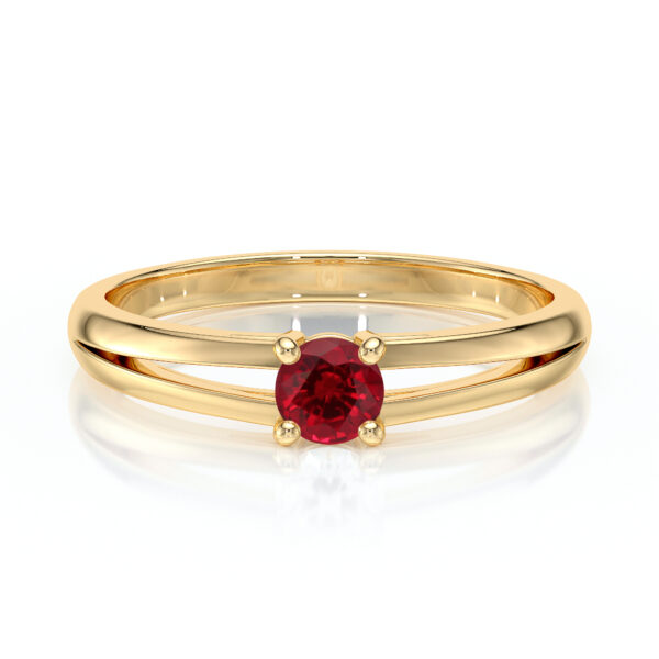 Bague en or jaune avec un design élégant, ornée d'une pierre précieuse ronde rouge vif au centre, parfaite pour une bague de fiançailles ou un cadeau spécial, reflétant le raffinement et l'amour. Modèle unique composé de deux bandes entrecroisées, mettant en valeur la brillance du diamant.