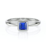 Bague en argent avec un élégant diamant bleu en taille émeraude, mettant en valeur un design moderne et raffiné, parfaite pour une occasion spéciale ou comme engagement. Idéale pour les amateurs de bijoux uniques.