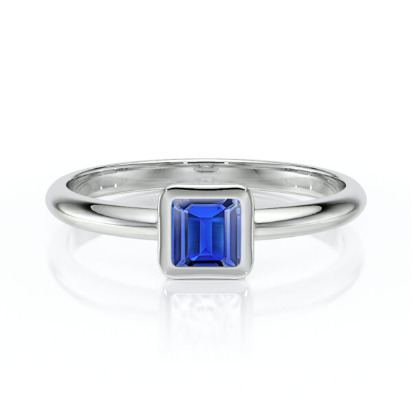 Bague en argent avec un élégant diamant bleu en taille émeraude, mettant en valeur un design moderne et raffiné, parfaite pour une occasion spéciale ou comme engagement. Idéale pour les amateurs de bijoux uniques.