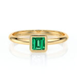 Bague en or brillant avec un chaton en émeraude taille émeraude, idéal pour des occasions spéciales ou un usage quotidien. Cette bague élégante combine un design moderne et intemporel, parfaite pour un cadeau ou une demande en mariage.