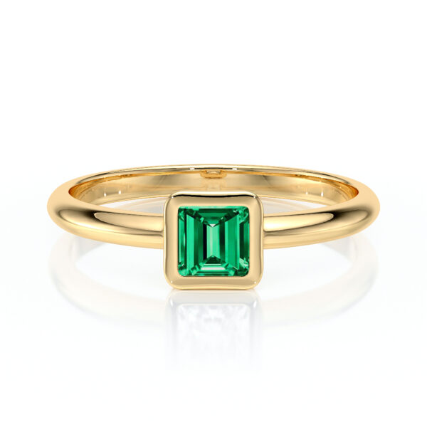 Bague en or brillant avec un chaton en émeraude taille émeraude, idéal pour des occasions spéciales ou un usage quotidien. Cette bague élégante combine un design moderne et intemporel, parfaite pour un cadeau ou une demande en mariage.