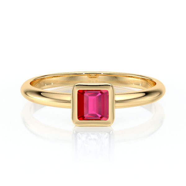 Bague en or jaune avec un sertissage en diamants, ornée d'un éclatant rubis de coupe émeraude, parfaite pour une proposition romantique ou un bijou de luxe. Cette bague raffinée met en valeur le rouge vibrant de la pierre précieuse, idéale pour les amateurs de joaillerie élégante et moderne.