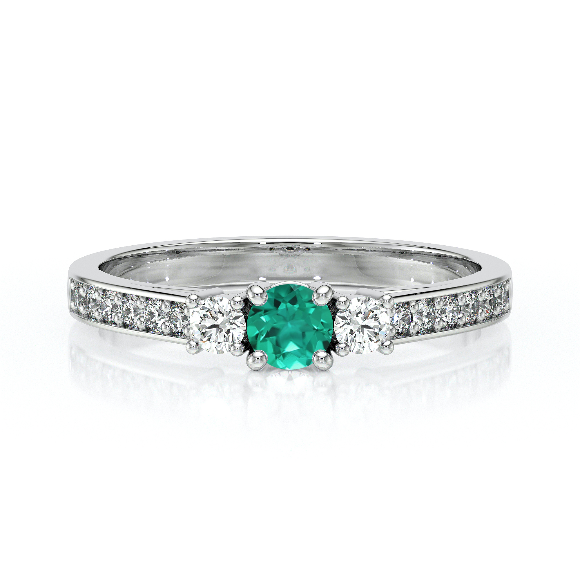 Bague en or blanc avec une pierre précieuse centrale en émeraude, entourée de deux diamants, ornée d'une bande de diamants sur le côté, idéale pour une occasion spéciale ou comme bague de fiançailles, mettant en avant le contraste entre l'émeraude verte lumineuse et les diamants scintillants, ajoutant une touche d'élégance et de sophistication.