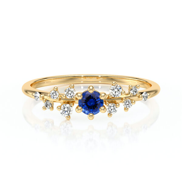 Bague en or avec un diamant central entouré de saphirs et de diamants, modèle élégant et délicat, parfait pour les fiançailles ou comme bijou de collection. Un design orné qui met en valeur la beauté des pierres, idéal pour un cadeau d'amour.
