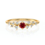 Bague en or avec un élégant design, mettant en valeur une pierre précieuse rouge entourée de diamants scintillants. Parfaite pour des occasions spéciales, cette bague allie sophistication et originalité. Modèle avec diamant, idéale pour les amoureux de bijoux raffinés.