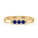 Bague en or jaune avec trois saphirs ronds bleus, design élégant et moderne, idéale pour des occasions spéciales ou comme bijou de tous les jours, parfait pour un cadeau romantique. Bague saphir + diamant.