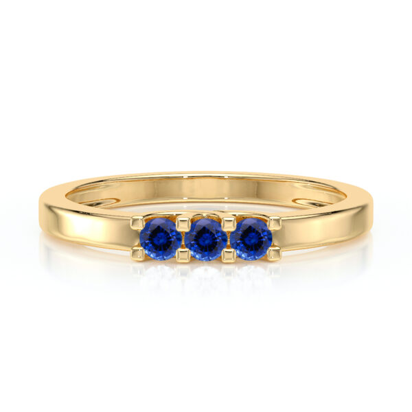 Bague en or jaune avec trois saphirs ronds bleus, design élégant et moderne, idéale pour des occasions spéciales ou comme bijou de tous les jours, parfait pour un cadeau romantique. Bague saphir + diamant.