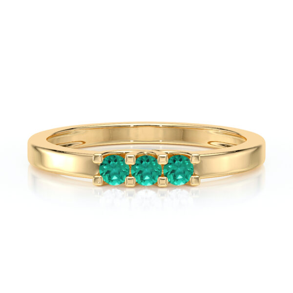 Bague en or avec trois pierres précieuses vertes, modèle élégant et moderne, mettant en avant des gemmes scintillantes entourées d'une monture dorée, idéale comme bijoux de mode ou d'occasion spéciale.