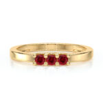 Bague en or avec trois rubis ronds, mettant en valeur un design élégant et moderne. Cette pièce unique de joaillerie combine la chaleur de l’or et la richesse des pierres précieuses, idéale pour des occasions spéciales ou comme bague de fiançailles. Optez pour cette bague en or avec rubis pour votre collection de bijoux.