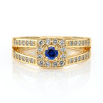 Bague en or avec un design élégant, mettant en valeur un saphir bleu central entouré de diamants scintillants. Cette bague raffinée est parfaite pour un engagement ou une occasion spéciale, ajoutant une touche de luxe et de sophistication à toute tenue.