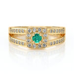 Bague en or jaune avec un magnifique diamant central turquoise, entouré de diamants scintillants dans un élégant design carré. Le modèle allie sophistication et éclat, parfait pour des occasions spéciales ou comme bijou de tous les jours.