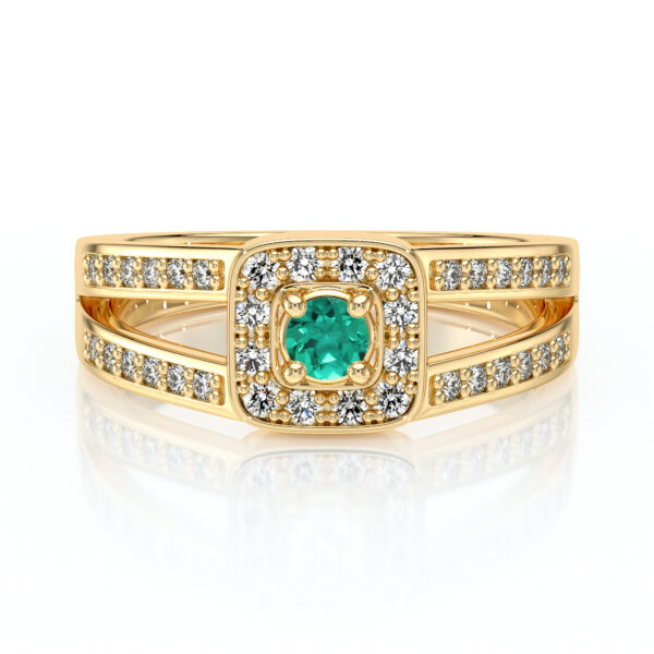 Bague en or jaune avec un magnifique diamant central turquoise, entouré de diamants scintillants dans un élégant design carré. Le modèle allie sophistication et éclat, parfait pour des occasions spéciales ou comme bijou de tous les jours.
