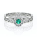 Bague en argent avec un design élégant, ornée d'une pierre précieuse verte entourée de diamants scintillants, idéale pour un engagement ou une occasion spéciale, ajoutant une touche de sophistication et de luxe à votre bijouterie.