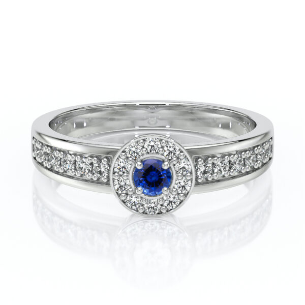 Bague en argent avec un saphir bleu central entouré de diamants, modélisée avec soin pour un éclat maximal, parfaite pour une demande en mariage ou une occasion spéciale. Design élégant avec détails sur les côtés.