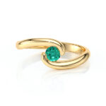 Bague en or jaune élégante ornée d'un diamant turquoise, design moderne et raffiné, parfaite pour un bijou de mariage ou une occasion spéciale, mettant en valeur un style unique et tendance.