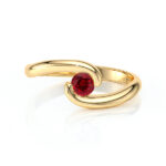 Bague en or jaune au design contemporain, mettant en valeur un magnifique diamant rouge oval, parfaite pour un cadeau romantique ou un accessoire de mode élégant. Idéale pour les fiançailles ou un événement spécial, cette bague combine style moderne et élégance intemporelle.