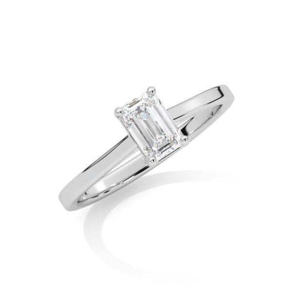 Bague en or blanc avec un diamant taille émeraude, présentant une finition polie et un design élégant. Idéale pour une demande en mariage ou comme bijou de luxe, mettant en avant la brillance et la clarté du diamant. Modèle + diamant.