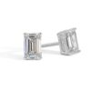 Boucles d'oreilles en diamant taille émeraude, serties en argent blanc, offrant un éclat remarquable grâce à leur taille et leur design élégant. Idéales pour des occasions spéciales ou un usage quotidien, ces boucles d'oreilles ajoutent une touche de glamour et de sophistication à n'importe quelle tenue.