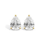Boucles d'oreilles en diamant en forme de poire avec des montures en or jaune, offrant une brillance éclatante et un design élégant. Idéal pour des occasions spéciales ou un usage quotidien, symbolisant le luxe et le raffinement.
