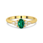 Bague en or jaune ornée d'une pierre précieuse verte en forme d'ovale, entourée de diamants taillés en poire, idéale pour une proposition de mariage ou une occasion spéciale.