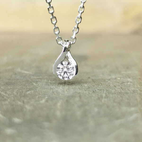 collier-diamant-solitaire-pince-or-blanc